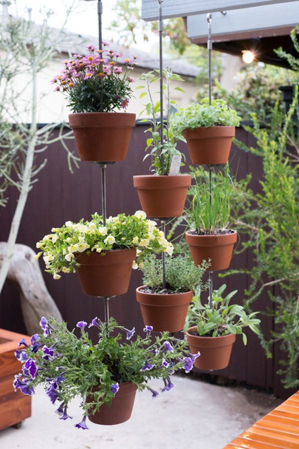 Vertical clay pot garden. DIY by The Horticult / Ryan Benoit Des